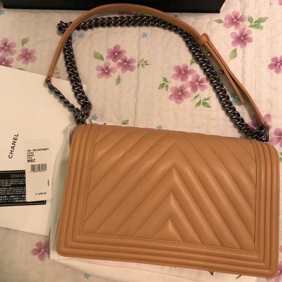 SOLD @PAYPAL AUTH CHANEL NEW MEDIUM BOY CHEVRON - Picture 3 of 8